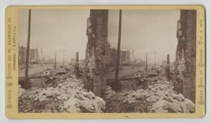 Estereógrafo da Washington Street, da esquina da LaSalle Street, olhando para o leste, depois do Chicago Fire de 1871, 1871 (foto do bw na montagem do cartão)