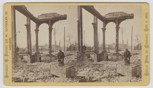 Estereografia de um homem resfriando um cofre entre as ruínas após o incêndio de Chicago de 1871, 1871 (foto bw no cartão de montagem)