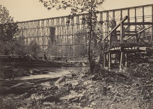 Ponte de cavalete em Whiteside, década de 1860. de George N. Barnard
