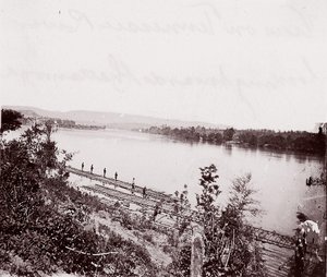 Vista no Rio Tennessee olhando para Chattanooga, ca. 1864. de George N. Barnard