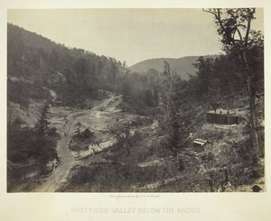 Vale de Whiteside abaixo da ponte, 1864. de George N. Barnard