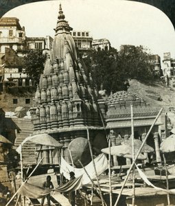 Templos nas margens do Ganges, Benares, Índia, c1909. de George Rose