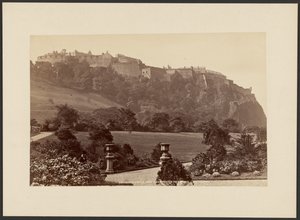 Castelo de Edimburgo visto dos Jardins da West Princes St.