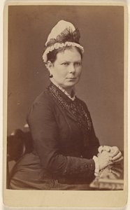 Mulher não identificada com touca de laço, sentada com as mãos juntas de George Washington Wilson