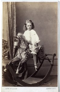 Menina jovem, sentando, ligado, um, cavalo balanço, 1860s, (albumen, impressão)