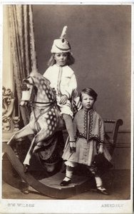 Menina jovem, com, chapéu, ligado, cavalo balanço, com, outro, menina, ficar, 1860s, (albumen, impressão)