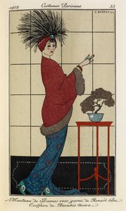 Manteau de Damas rose garni de Renard bleu Coiffure de Paradis noirs. Fantasias Parisiens no.35. A mulher veste um casaco rosa damasco forrado com pêlo sobre um vestido de padrão azul, e um toucado de plumas com uma pedra azul. de Georges Barbier
