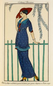 Robe de plage en foulard garni de tussor gros grain chapeau en Suède rouge. Fantasias Parisiens no.15. Mulher com um vestido de praia e um lenço de seda crua aparado com grosgrain em azul manchado e um chapéu vermelho. de Georges Barbier