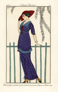 Mulher com vestido de praia de foulard decorado com grandes pontos, chapéu de camurça vermelha. Robe de plage en foulard garni de tussor gros grain, chapeau en camurça rouge. Punchhoir (stencil) de cor de mão, gravado após uma ilustração de George Barbier  de Georges Barbier