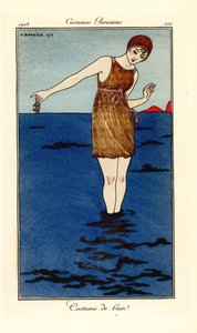 Mulher em traje de banho até os tornozelos no mar em uma praia segurando um caranguejo. Traje de banho. Pochoir colorido à mão (estêncil) após uma ilustração de George Barbier do Journal des Dames et des Modes de Tommaso Antongini, Aux Bureaux du Journal de Georges Barbier