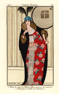 Mulher em vestido branco crepe de chine, capa de lontra e pele de gambá forrada com padrão floral, capa de crânio com plumas. Robe de crepe de chine blanc garnie de renard, manteau de loutre e skunks. Póneis de cor de mão (stencil) gravados após uma ilustr de Georges Barbier