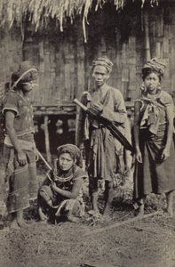 Birmânia: Um homem Kachin com o característico dah e três mulheres (foto p/b)