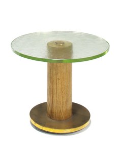 Uma mesa ocasional de carvalho, vidro e latão, c.1930