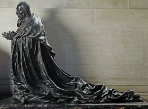 Cardeal René de Birague em oração (Escultura de Bronze