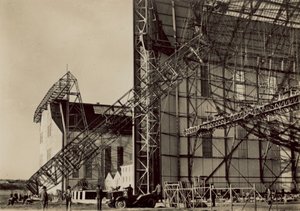 Dirigível LZ 130 em construção (fotografia a preto e branco)