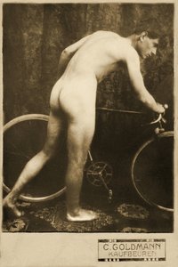Cartão de Gabinete de um ciclista nu, c.1898 (Fotografia a sépia)