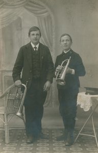 Postal de dois jovens com trompete, um deles com uniforme do Heilsarmee, enviado em 1913 (fotografia a preto e branco) de German Photographer