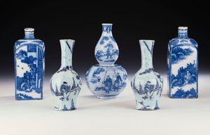 Uma seleção de cerâmica azul e branca de Frankfurt em estilo chinês, incluindo dois frascos de álcool azul e branco de Frankfurt, um par de vasos octogonais Yan Yan de Frankfurt e um vaso de cabaça dupla azul e branco de Frankfurt, c.1700-10 (cerâmica ) de German School