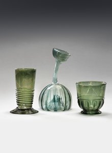 Um copo de waldglas, um strangenglas e um kuttrolf (vidro) de German School