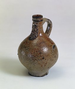 Garrafa de vinho de Bartmannkrug ou Bellarmine decorada com uma máscara facial de barba aplicada, Alemanha, c.1630-40 (grés polido com sal)