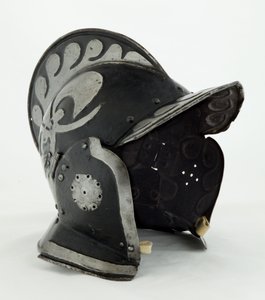 Burgonet, início do século 17 (aço e ferro com tinta preta e vestígios de couro) de German School