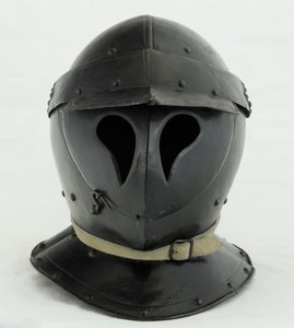 Burgonet fechado da forma &39;Totenkopf&39;, início do século 17 (ferro e tinta preta com couros modernos) de German School