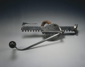 Cranequin, c.1528 (aço com cordão de linho e cabo de madeira) de German School