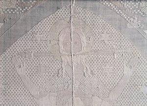 Detalhe de toalha de altar com Cristo do Apocalipse, segunda metade do século XIV (linho) de German School