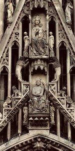 Detalhe da Virgem e do Menino, da empena acima do portal central da fachada oeste, iniciada em 1277 (pedra) de German School