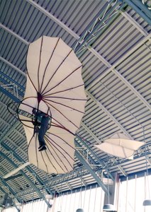 Planador feito para Otto Lilienthal (1848-96) c.1891 (algodão e madeira) (veja também 56774) de German School