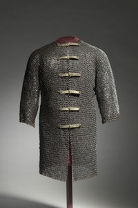 Hauberk, c.1400-1450 (anéis de aço e latão, rebitados com fivelas e cintas modernas) de German School