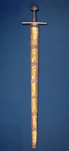 Espada Imperial dos Sacros Imperadores Romanos, com pomo e barra transversal parcialmente dourados, o punho atado com fio de prata e a bainha consistindo de catorze placas de folha de ouro perseguidas com figu soberanos de German School