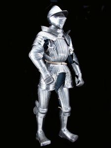 Armadura de campo "Maximiliano" do grupo "Fico", com capacete associado, c.1525-30, decorado c.1805 (aço gravado com couro moderno e restaurações) de German School