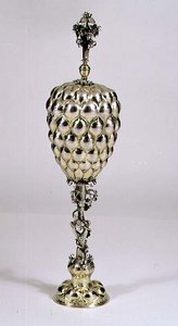 Copo e tampa em forma de ananás, Nuremberga, c.1620 (dourado prateado) de German School