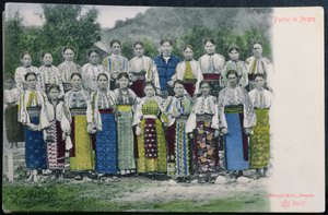 Cartão postal que descreve o vestido tradicional romeno na região de Arges, c.1900-10 de German School