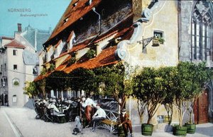 Cartão postal retratando o restaurante Bratwurstglocklein em Nuernberg, pré 1914 (foto colorida) de German School