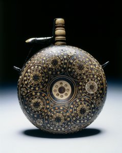 Frasco de pó, c.1620-50 (nogueira com chifre, osso, latão e ferro) de German School