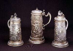 Caneca de bronze cilíndrica dourada por Paul Hubner, Ausburg 1590; caneca de metal cilíndrica em prata dourada por Tobias Kramer, Ausburg 1620; Tanque cilíndrico dourado por Paul Hubner, Ausburg 1590, 16 a 17 ce de German School