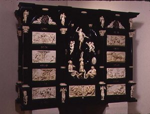 Kunstcabinet do Sul da Alemanha, decorado com figuras e placas esculpidas, 1690 (madeira ebanizada e marfim)