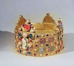 A coroa de Hildesheim (ouro e pedras preciosas)