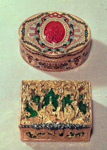 Cima: Caixa de rapé de ouro incrustada com várias pedras com um cameo de cornalina no centro com amorini, possivelmente por JC Neuber de Dresden. Inferior: Caixa de rapé dourada com grupos de figuras em meio a rolagem rococó