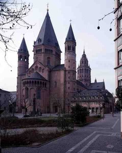 Vista da Catedral de St. Martin e St. Stephan do nordeste de German School