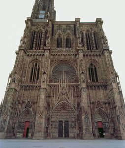 Fachada oeste da Catedral de Estrasburgo, iniciada em 1277 de German School