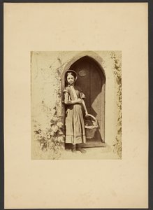 [Rapariga de pé na porta]. de Gertrude Elizabeth Rogers