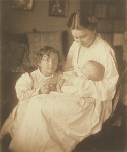 [Mãe de roupão, sentada, com bebé e filho pequeno]. de Gertrude Käsebier