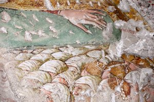 Braços de Madonna della Misericordia cobrindo grupo de mulheres veladas, fragmento de afresco de Giacomo de Buschis chamado il Borlone, igreja de Santa Maria Nascente, Gromo San Marino, Lombardia, Itália