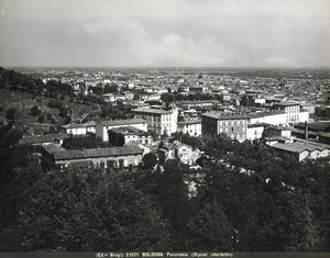 Panorama de Bolonha com algumas fábricas e uma colina. de Giacomo Brogi