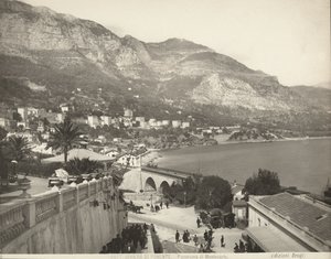 Vista panorâmica de Montecarlo no Mónaco. A cena mostra vários transeuntes; à esquerda vemos um grande plano de uma balaustrada de mármore. de Giacomo Brogi
