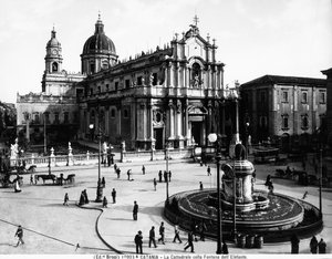 Piazza del Duomo em Catania, com a Catedral dedicada a Santa Agatha e a Fonte do Elefante, c.1900