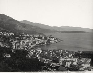 Vista de Condamine e Montecarlo, duas cidades povoadas com vista para o mar. A fotografia foi tirada do Mónaco. de Giacomo Brogi